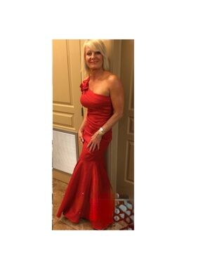 May Queen Iconic Fit Red One-Shoulder Formal Gown Size:Small/Medium♥️